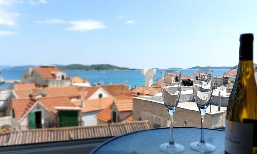 جناح سوبيريور مطل علي البحر, Refresh Boutique Suites   Central Point