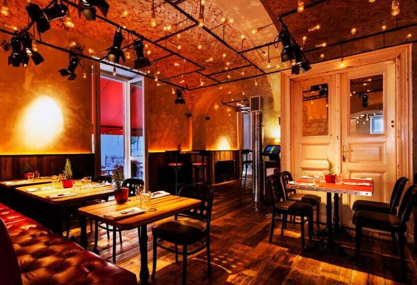 اتاق اکونومی, Baltazár Boutique