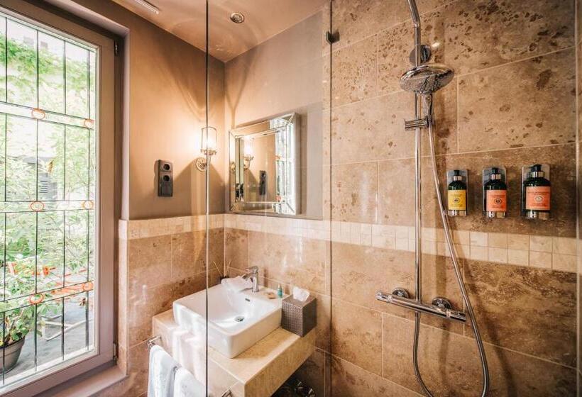 اتاق اکونومی, Baltazár Boutique