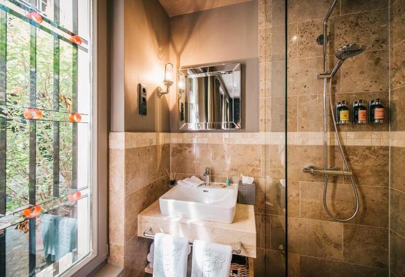 اتاق اکونومی, Baltazár Boutique