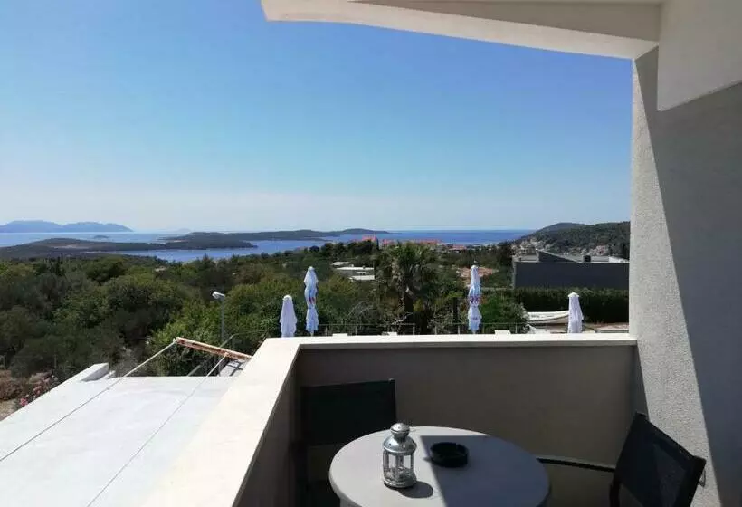 Quarto Triplo Standart Vista Mar, Dela