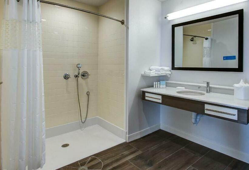 غرفة قياسية سرير كينج لذوى الإحتياجات الخاصة, Hampton Inn & Suites Wichita/airport