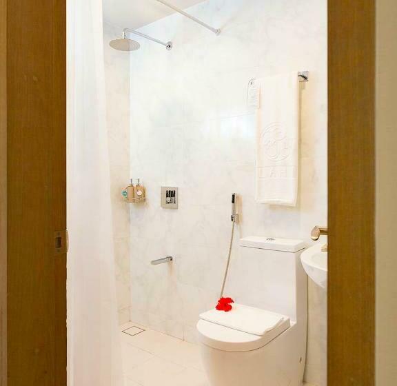 اتاق سوپریور با چشمانداز دریا و بالکن, Malahini Kuda Bandos Resort