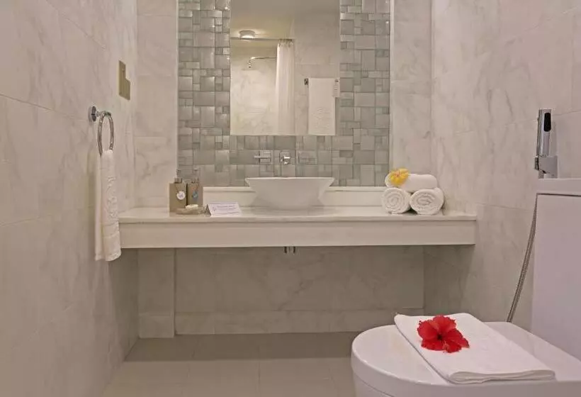 اتاق سوپریور با چشمانداز دریا و بالکن, Malahini Kuda Bandos Resort