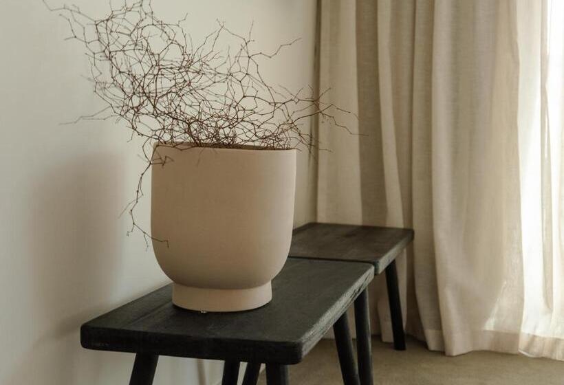 דירת שלושה חדרים, Porters Boutique