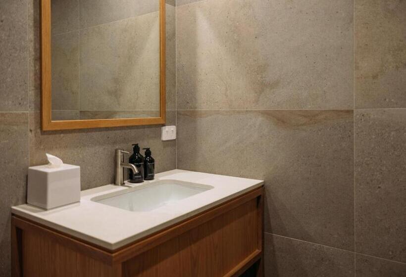 דירת שלושה חדרים, Porters Boutique