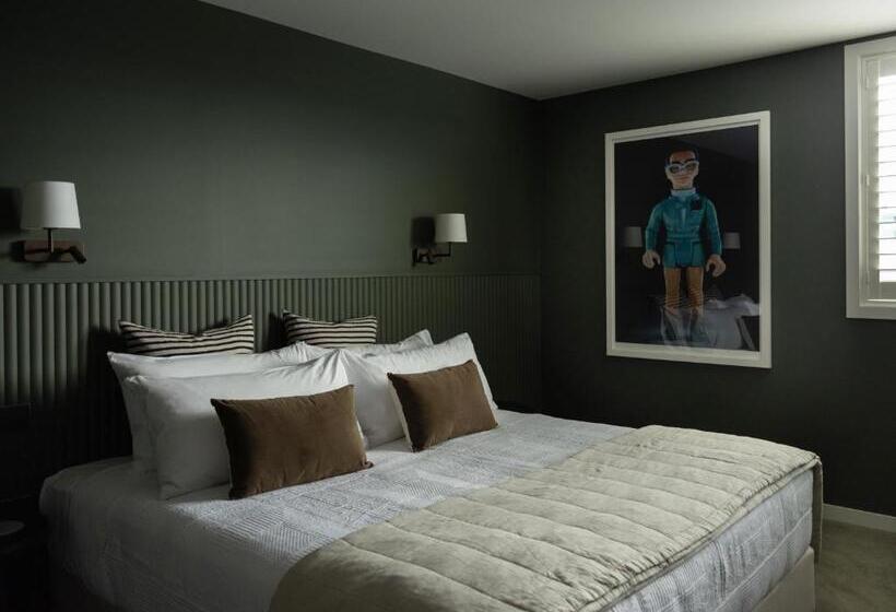 דירת שלושה חדרים, Porters Boutique