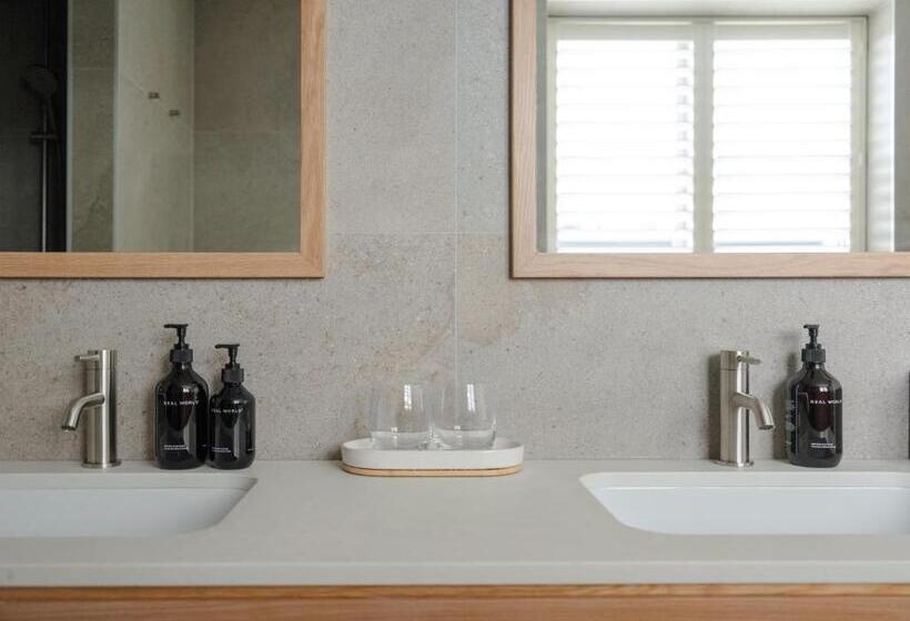 דירת שלושה חדרים, Porters Boutique