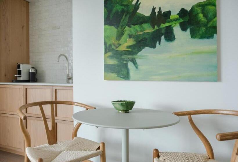 דירת שלושה חדרים, Porters Boutique