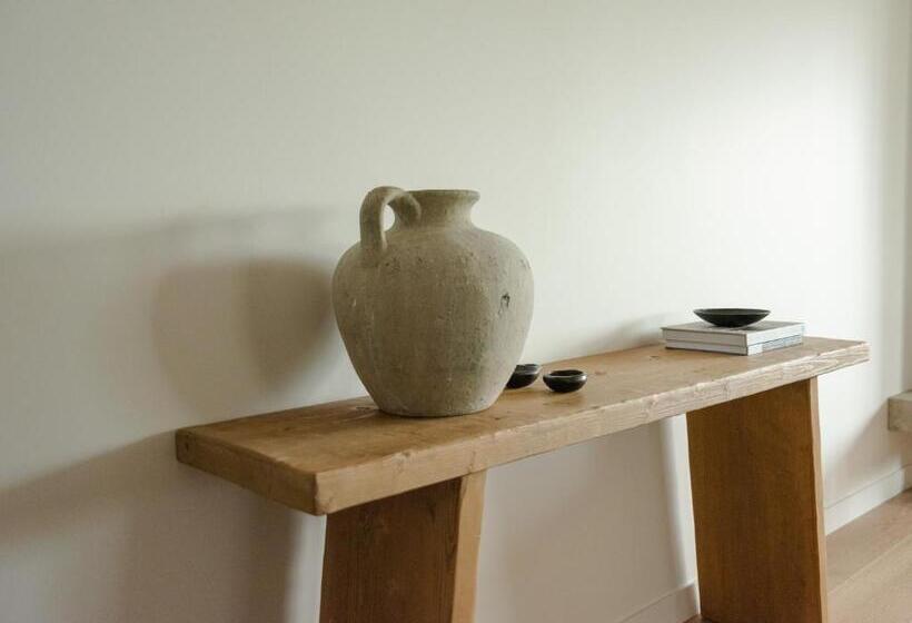 דירת שלושה חדרים, Porters Boutique