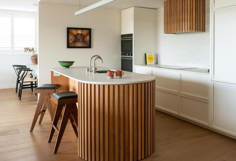 דירת שלושה חדרים, Porters Boutique