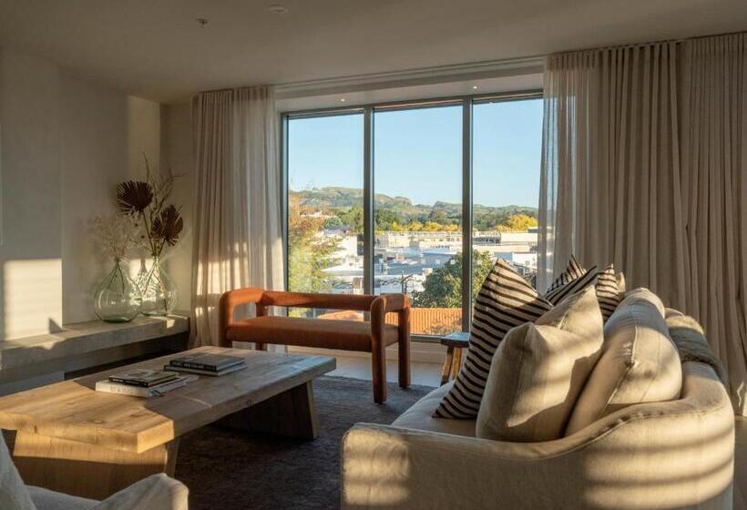 דירת שלושה חדרים, Porters Boutique