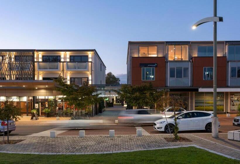 דירת שלושה חדרים, Porters Boutique