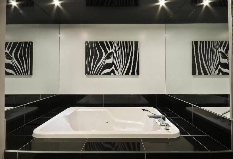 سوئیت با تخت بزرگ, Quebec Inn