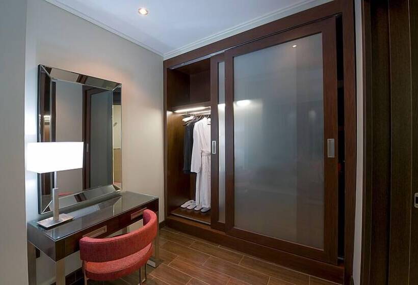 اتاق اجرایی, The George