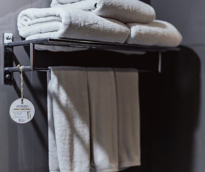 풀전망 이그제큐티브 룸, The Lunar Patong