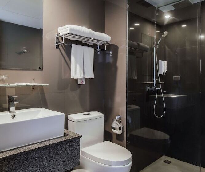 풀전망 이그제큐티브 룸, The Lunar Patong