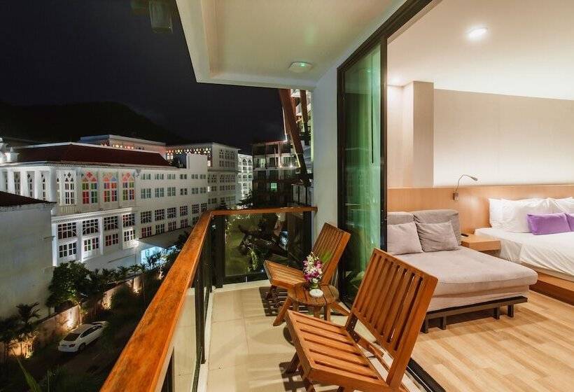 풀전망 이그제큐티브 룸, The Lunar Patong