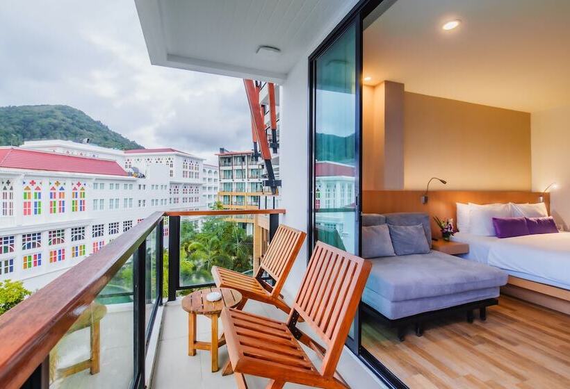 풀전망 이그제큐티브 룸, The Lunar Patong