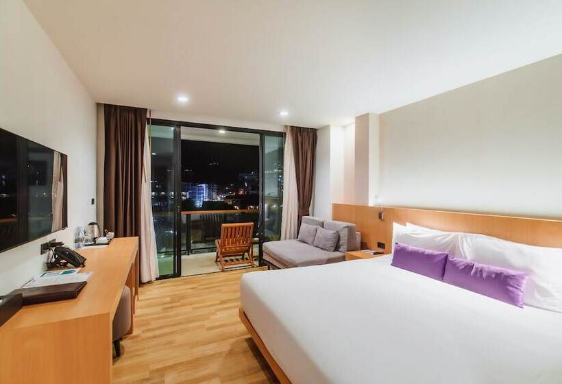 풀전망 이그제큐티브 룸, The Lunar Patong