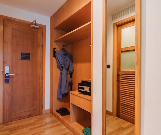 풀전망 이그제큐티브 룸, The Lunar Patong