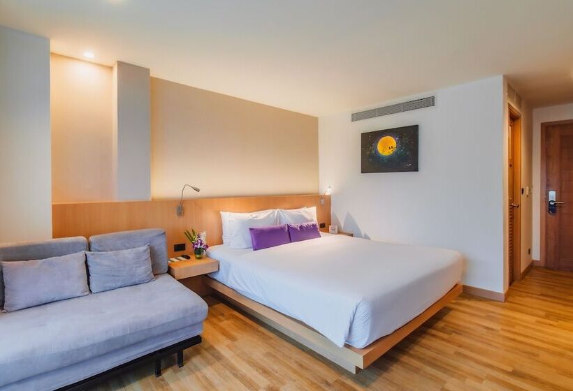 풀전망 이그제큐티브 룸, The Lunar Patong