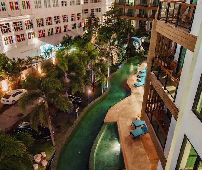 풀전망 이그제큐티브 룸, The Lunar Patong