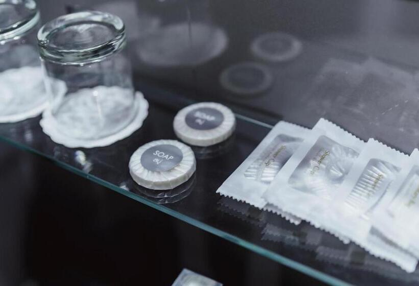 풀전망 이그제큐티브 룸, The Lunar Patong