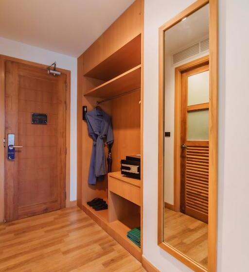 풀전망 이그제큐티브 룸, The Lunar Patong