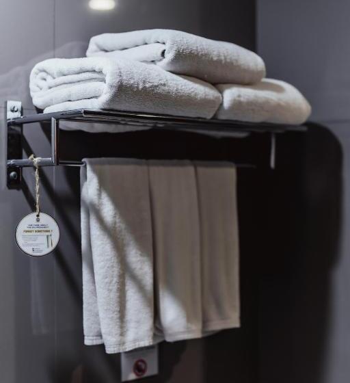 패밀리 룸 풀장 전망, The Lunar Patong