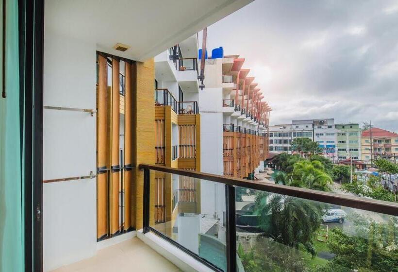 패밀리 룸 풀장 전망, The Lunar Patong