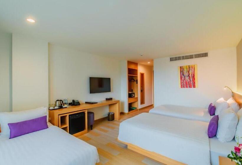 패밀리 룸 풀장 전망, The Lunar Patong