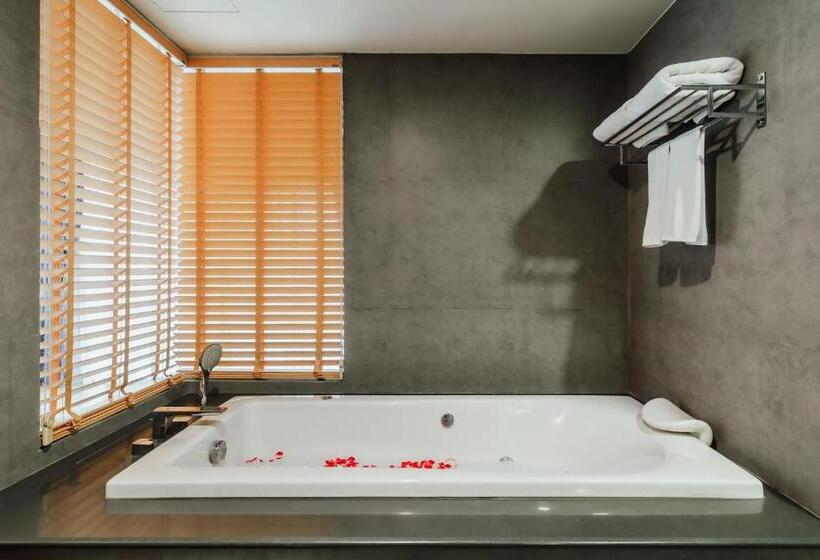 이그제큐티브 스위트, The Lunar Patong