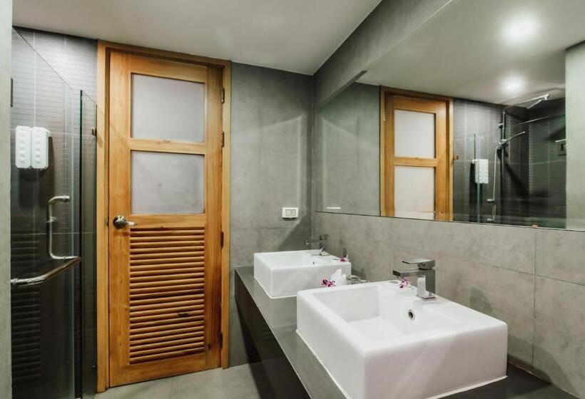 이그제큐티브 스위트, The Lunar Patong