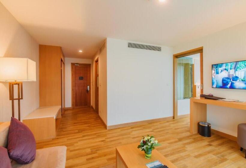 이그제큐티브 스위트, The Lunar Patong