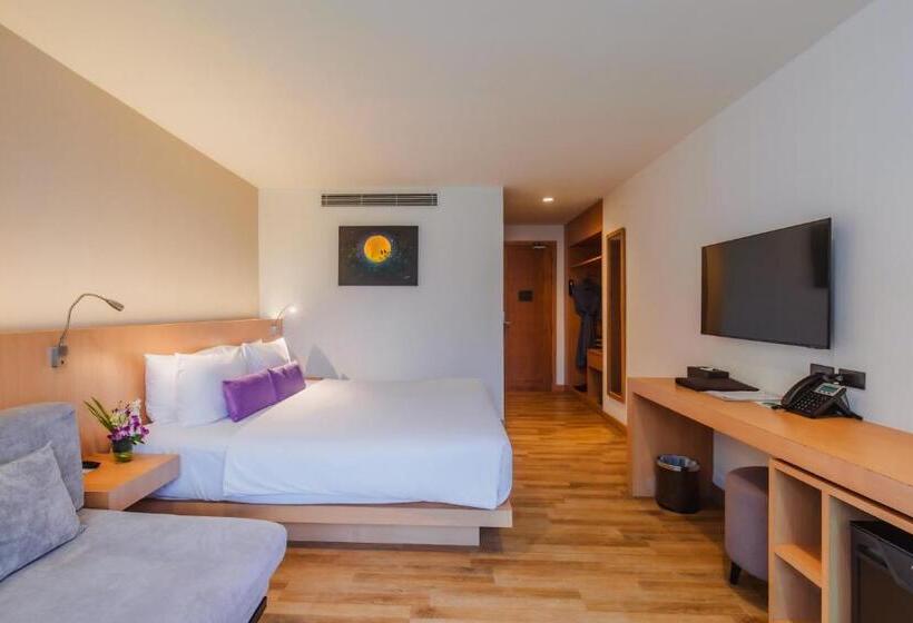 풀전망 이그제큐티브 룸, The Lunar Patong