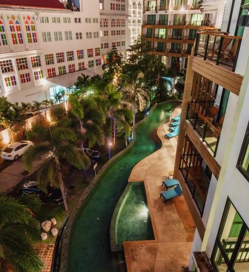 풀전망 이그제큐티브 룸, The Lunar Patong