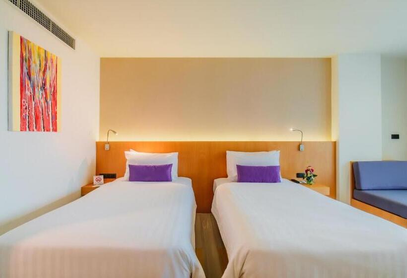 패밀리 룸 풀장 전망, The Lunar Patong