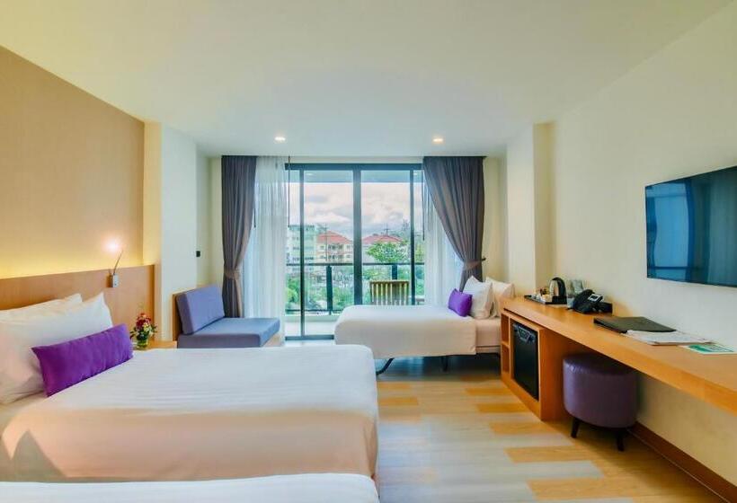 패밀리 룸 풀장 전망, The Lunar Patong