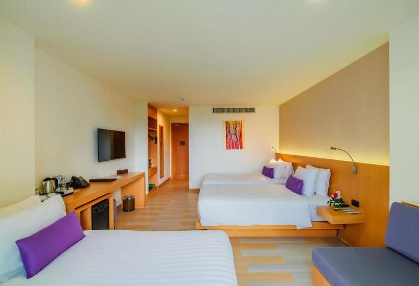 패밀리 룸 풀장 전망, The Lunar Patong