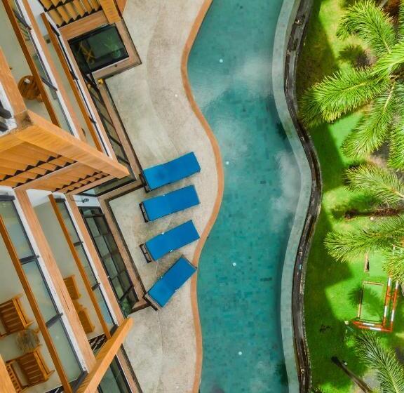 패밀리 룸 풀장 전망, The Lunar Patong