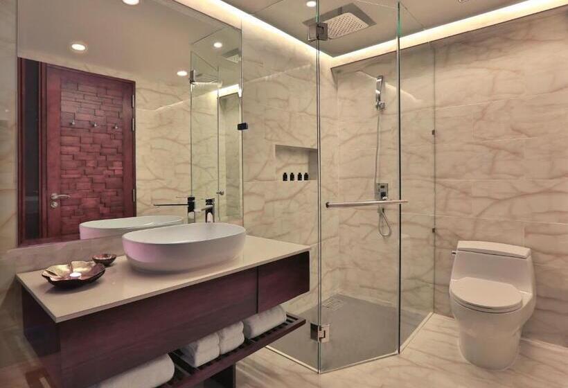 غرفة ديلوكس مطلّة علي البحر, The Privilege Hotel Ezra Beach Club