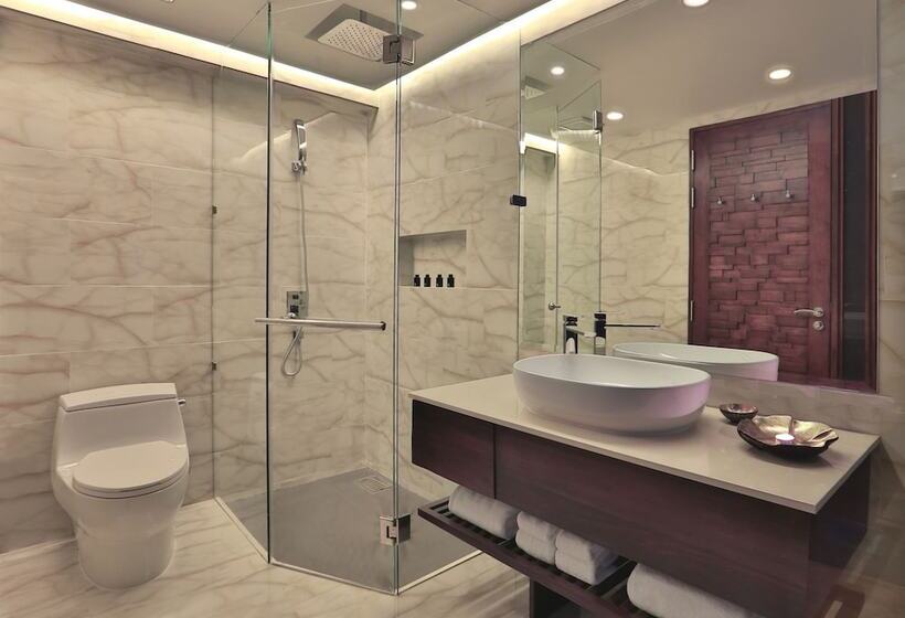 غرفة ديلوكس مطلّة علي البحر, The Privilege Hotel Ezra Beach Club