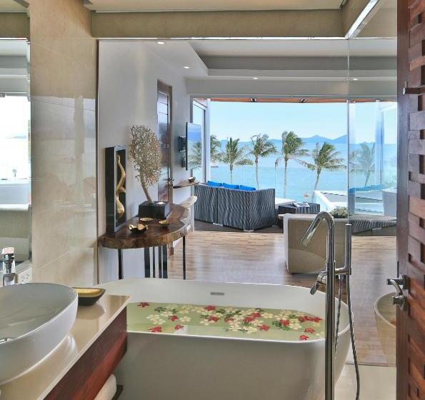 جناح دور أخير, The Privilege Hotel Ezra Beach Club