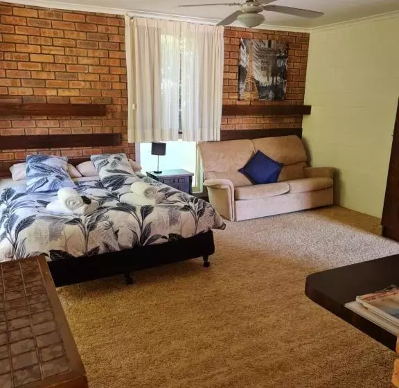 سوییت لوکس, Toora Lodge Motel