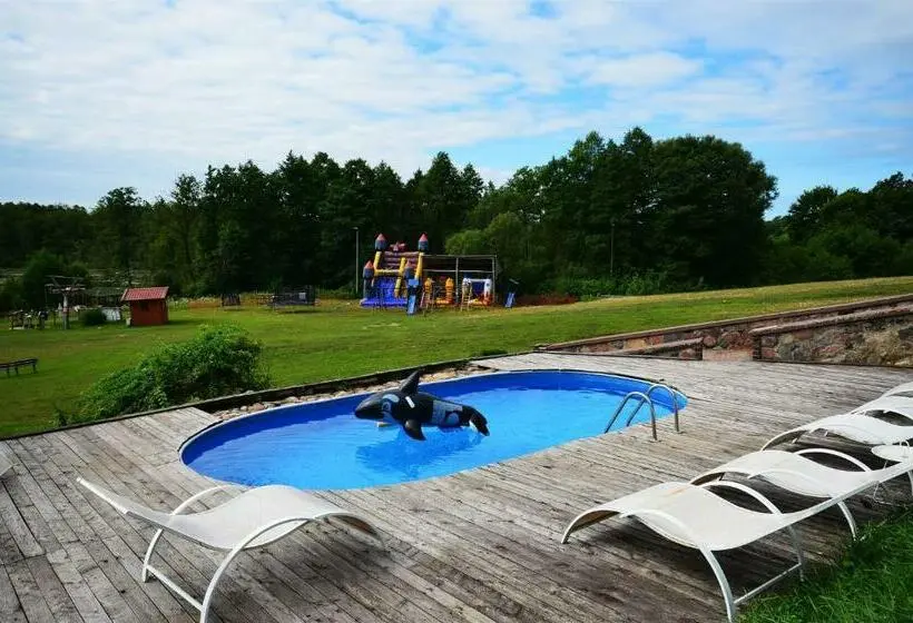 Ullakkohuone, Okrągłe Resort Ski & Safari