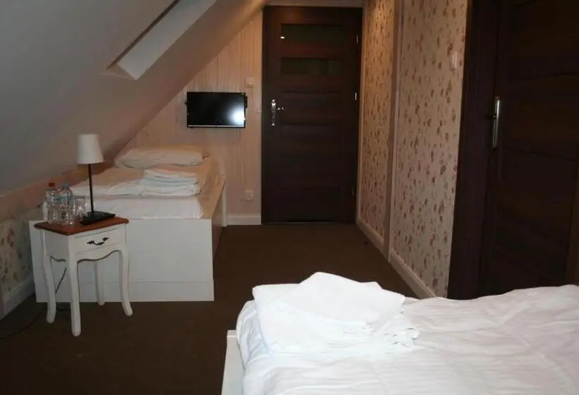 Ullakkohuone, Okrągłe Resort Ski & Safari