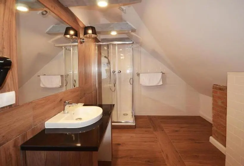 Perhestudio, Okrągłe Resort Ski & Safari