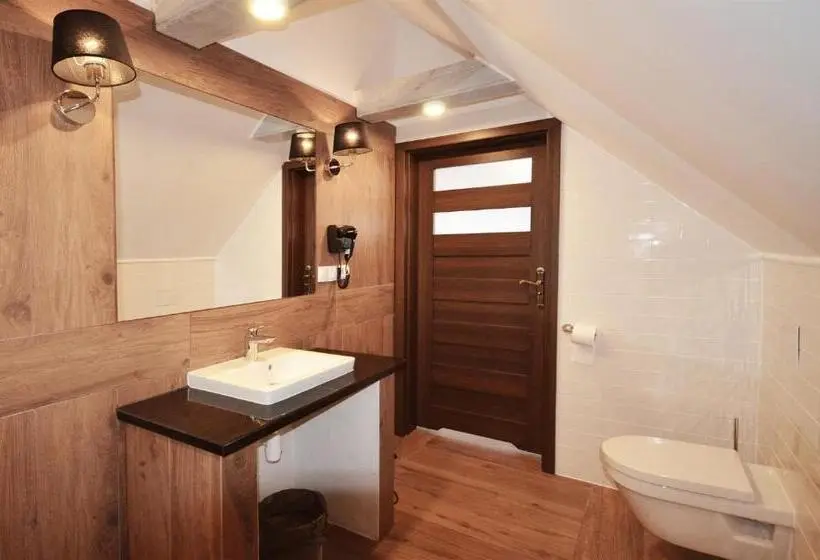 Perhestudio, Okrągłe Resort Ski & Safari
