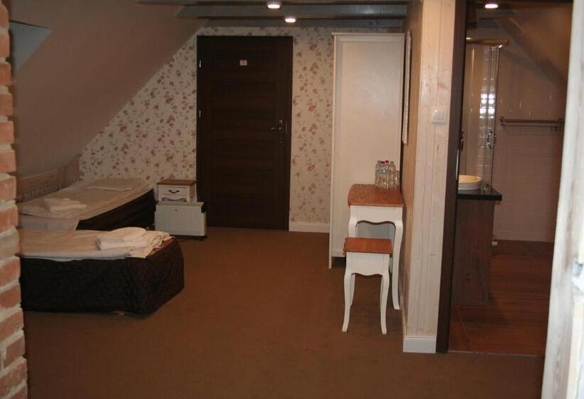 סטודיו משפחתי, Okrągłe Resort Ski & Safari